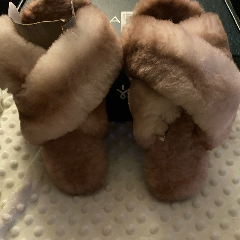 American Eagle slippers size 5